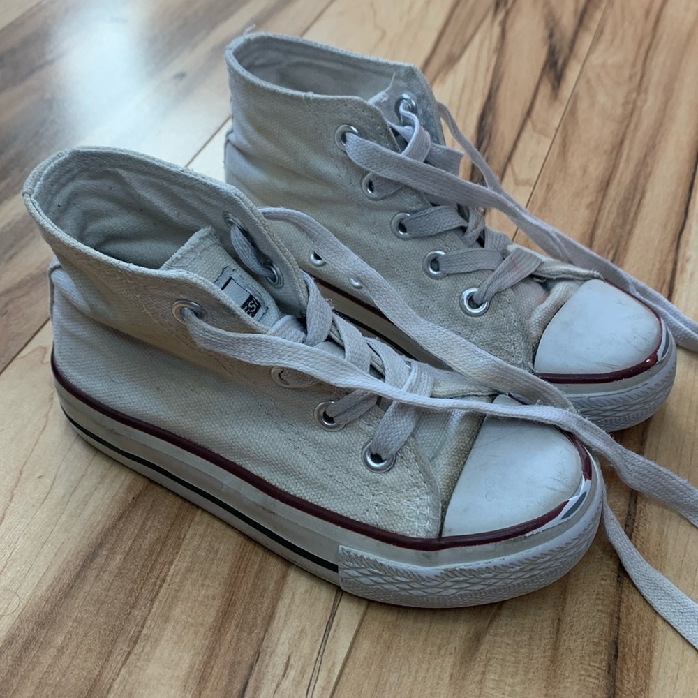 Super cute kids size 8, high top Com shoes.